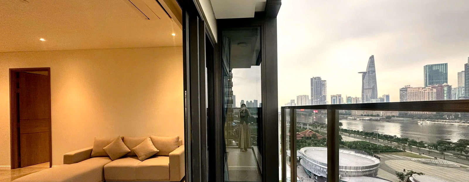 Ban công và view thành phố từ căn hộ Chapter9
